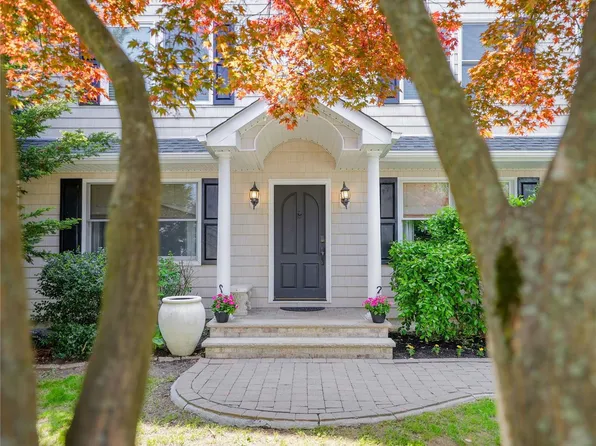 19 Baylis Place, Syosset, NY 11791