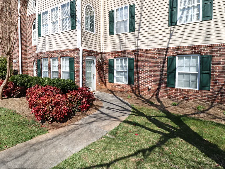 111 Mill Pond Dr — Photo 1