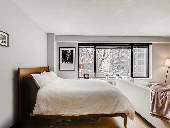 3rd image of 3100 N Lake Shore Dr APT 403