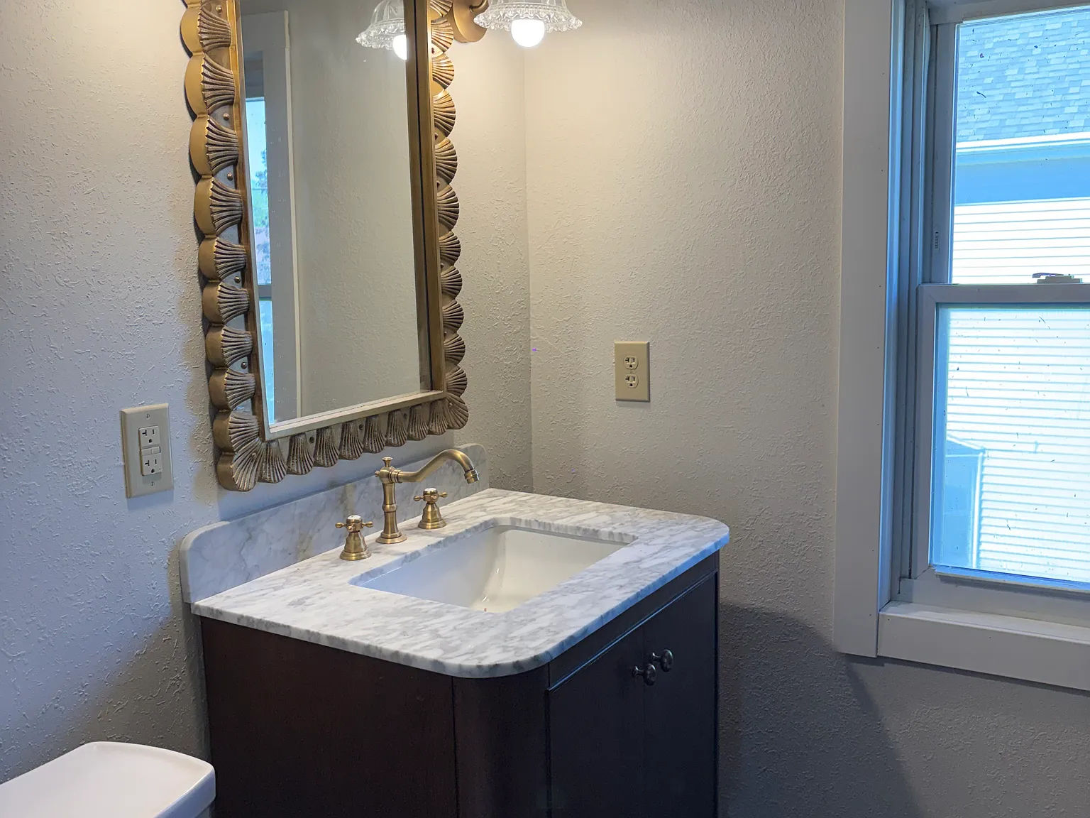 4 bedroom 2 bathroom home in Dubuque w/ heated garage — Photo 3