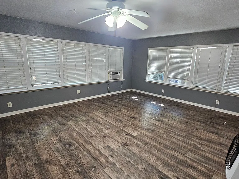 2620 N Elm St — Photo 15