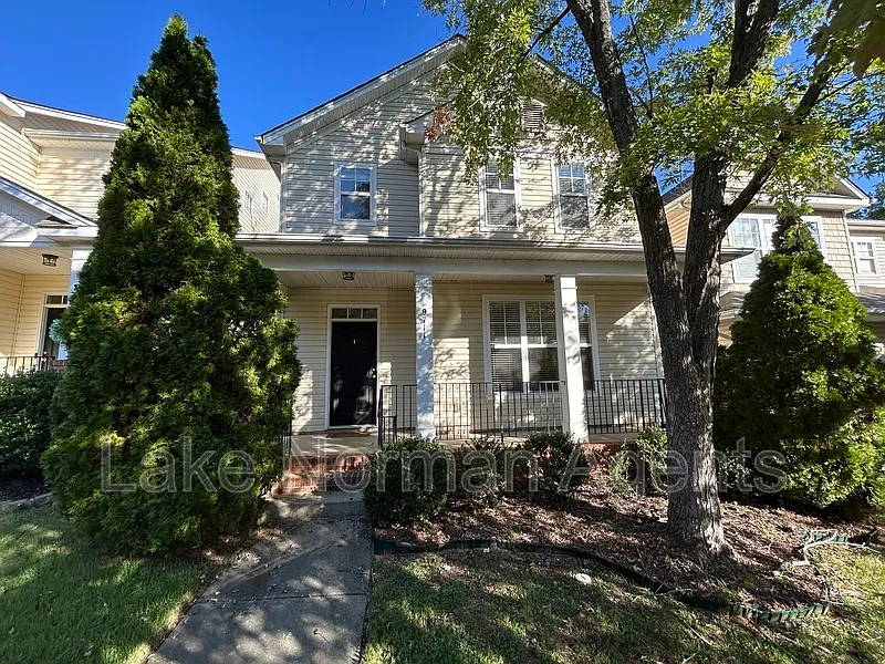 3 bed, 2.5 bath, 2024 sqft, $2,300 — Photo 1
