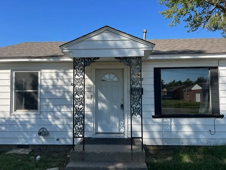 1122 N Flood Ave — Photo 3