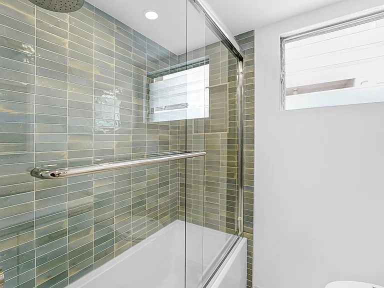 1241 9th St in Santa Monica. Steps to Wilshire Blvd! — Photo 15