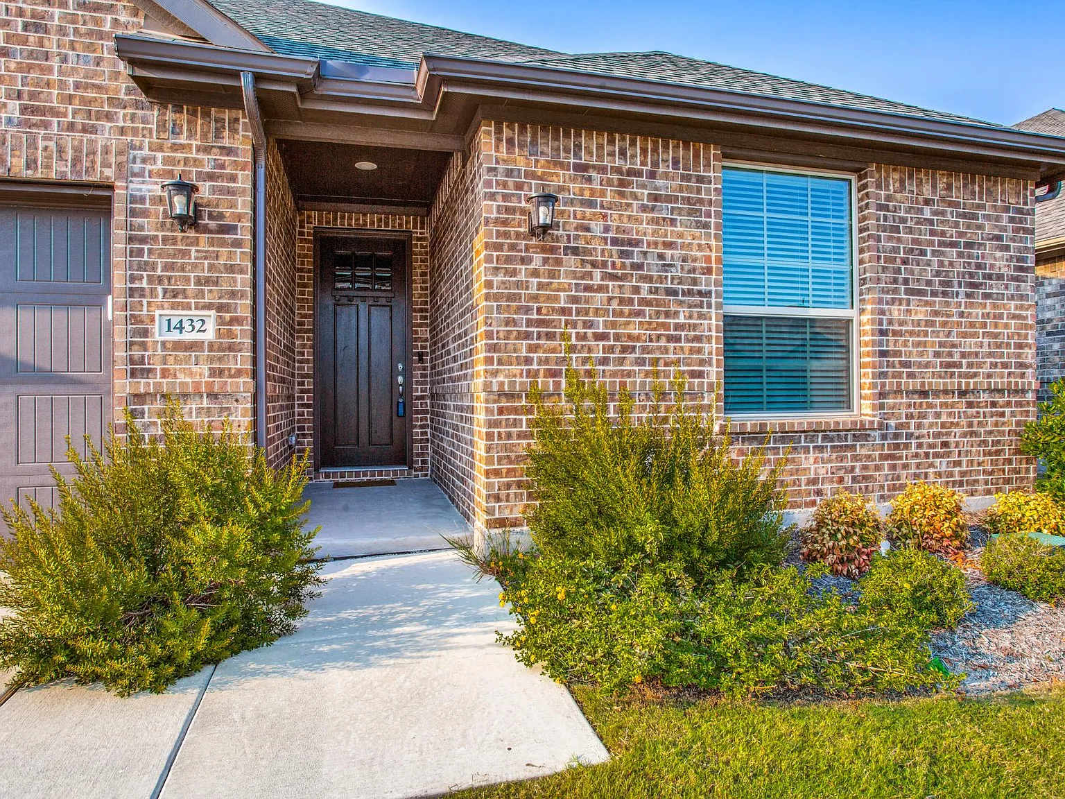 4 bed, 2044 sqft, $2,895 — Photo 2
