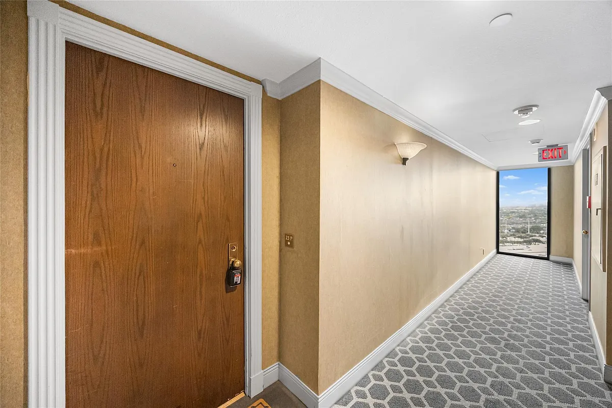 Building Photo - 14 Greenway Plz #23P