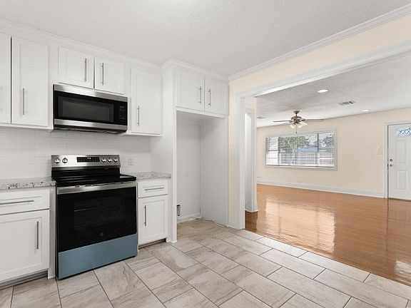 5th image of 230 Crestwood St