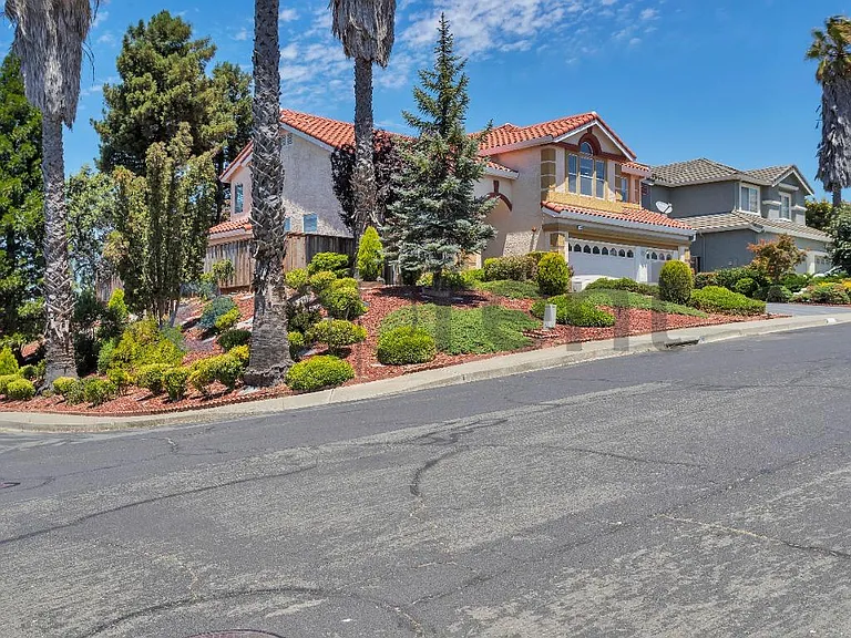 1001 Sandhurst Dr — Photo 4