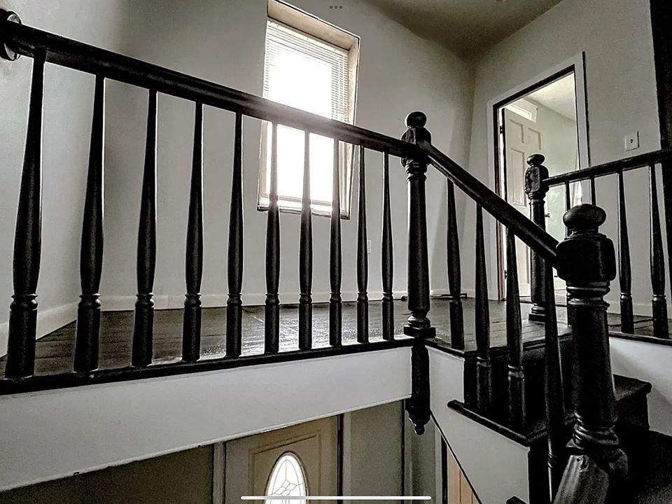 Freshly painted front entrance/2nd floor landing