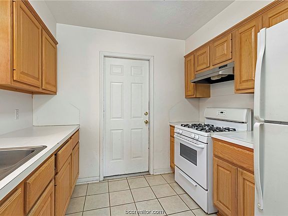 4th image of 611 Abbey Ln