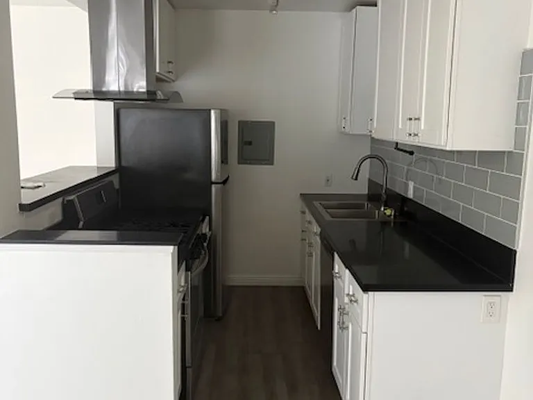 1341 N Poinsettia Pl — Photo 7