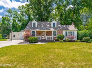 4 Sutherland Dr, Glenville, NY 12302