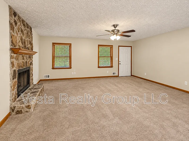 3 bed, 2.0 bath, 1605 sqft, $1,795 — Photo 4