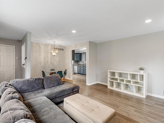 5th image of 21381 Kipling St