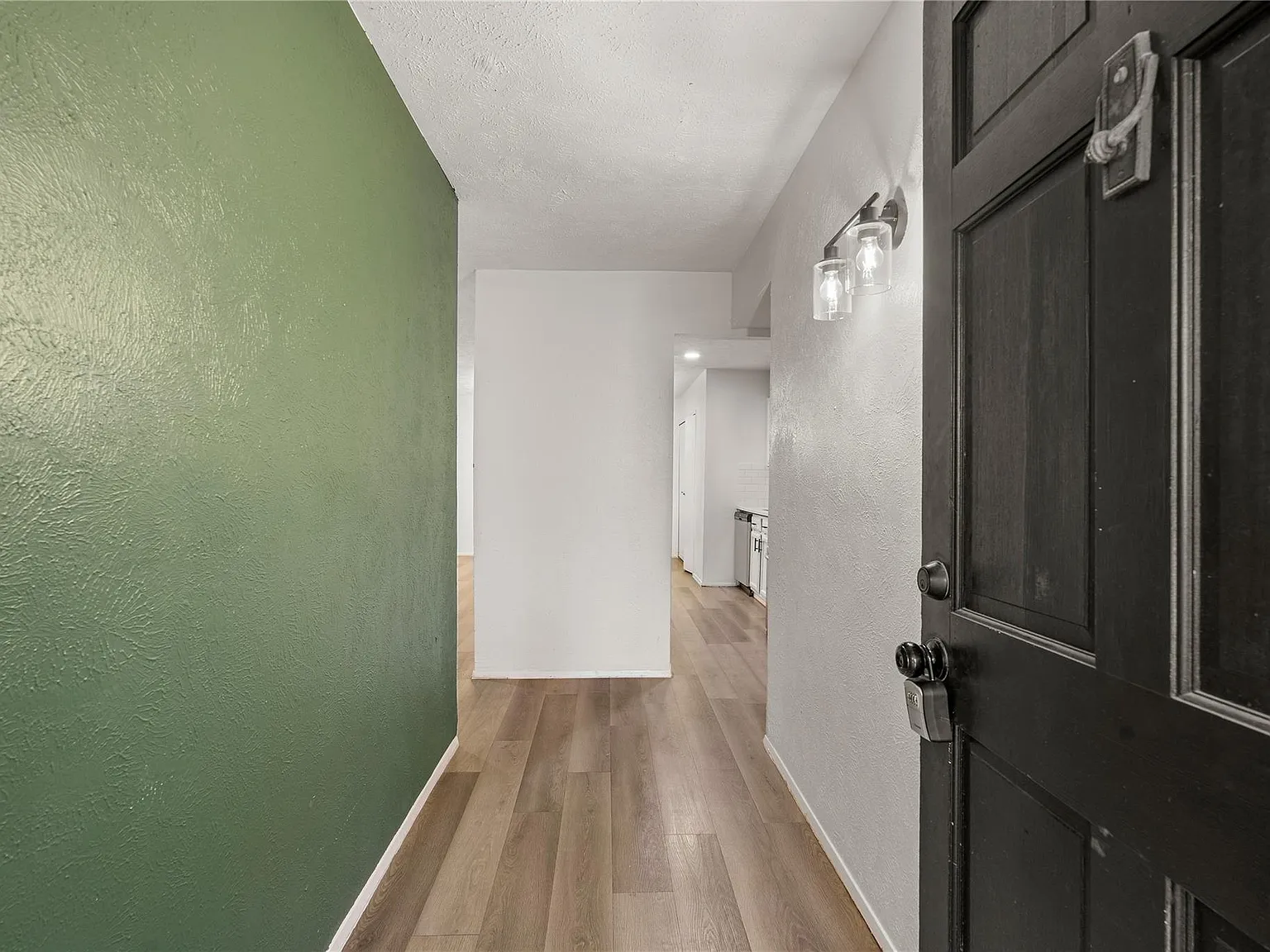 3 bed, 2.0 bath, 1303 sqft, $1,900 — Photo 4