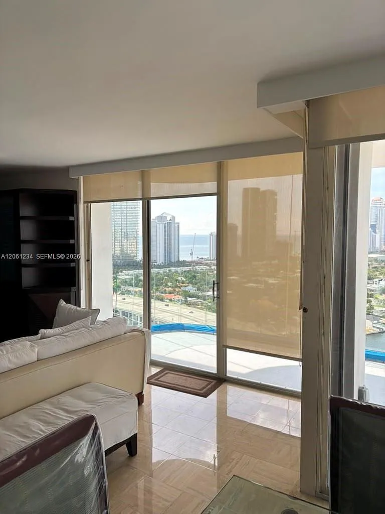 Turnberry Towers Condo — Photo 4
