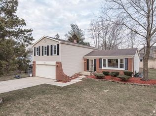 6S111 Park Meadow Dr, Naperville, IL