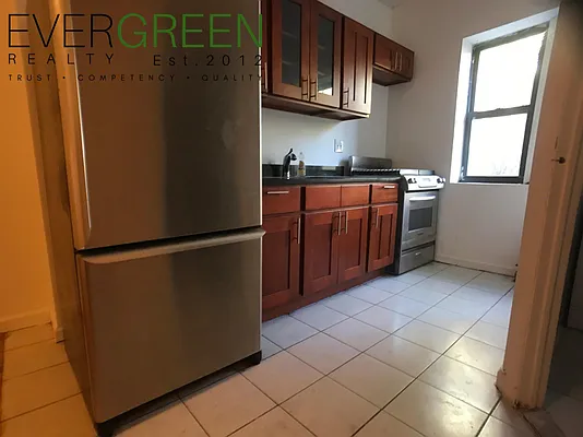 Rented by Evergreen Apartments BK | media 11