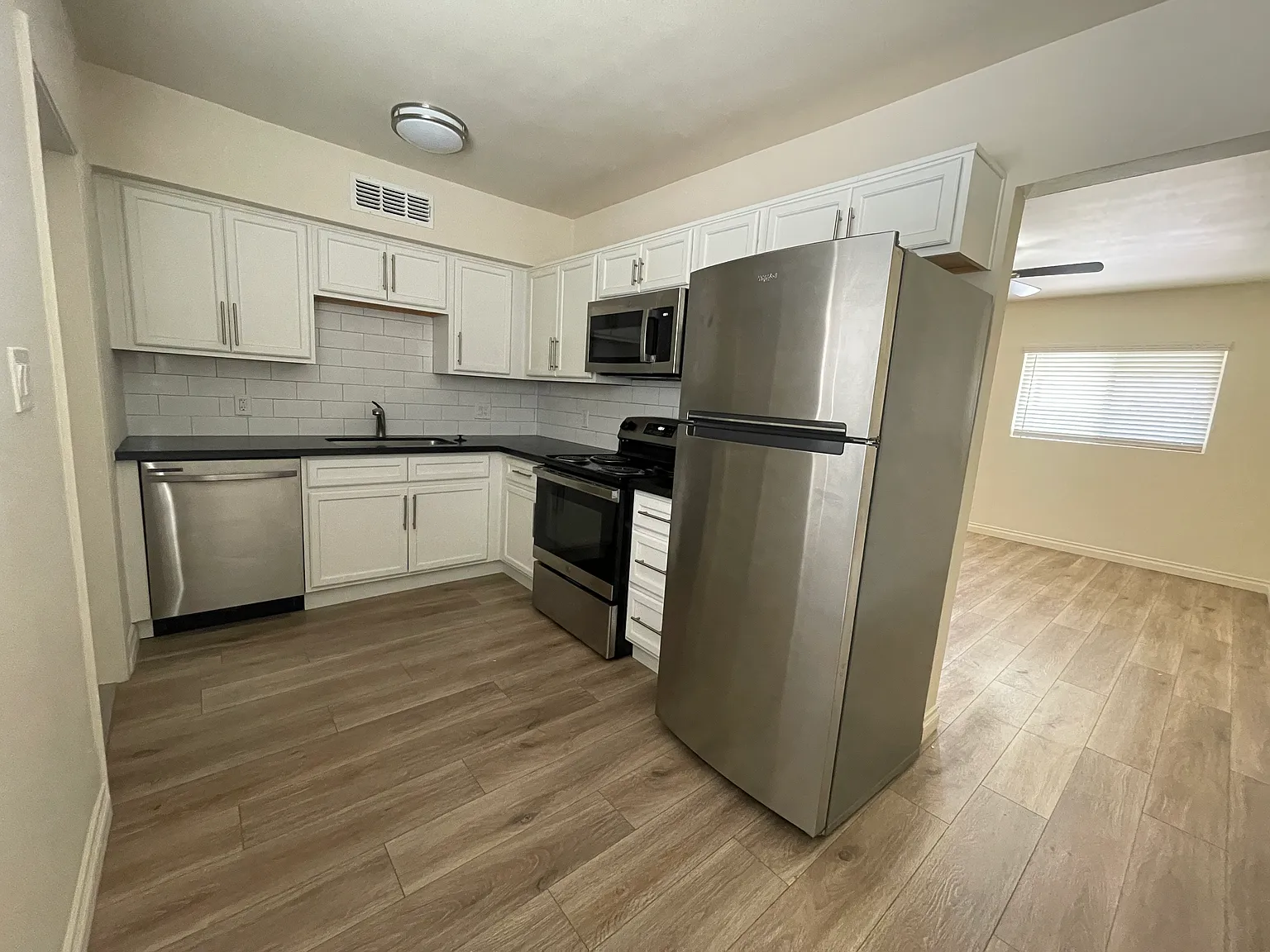 1 bed, 650 sqft, $1,200 — Photo 2