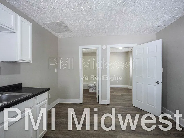 2932 N Dearborn St #A — Photo 4