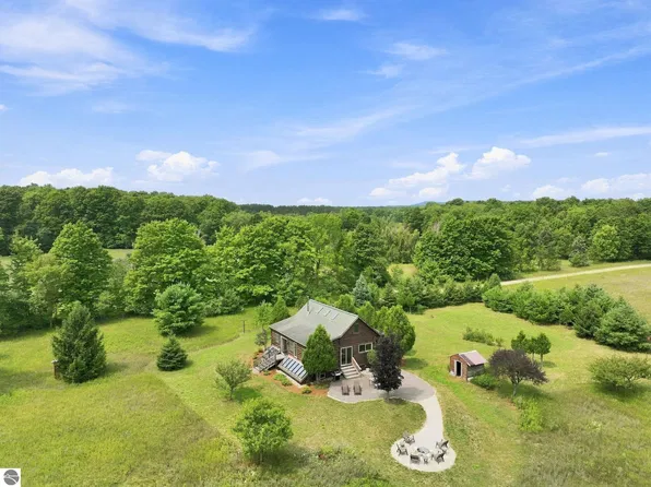 10515 Fowler Rd, Honor, MI 49640
