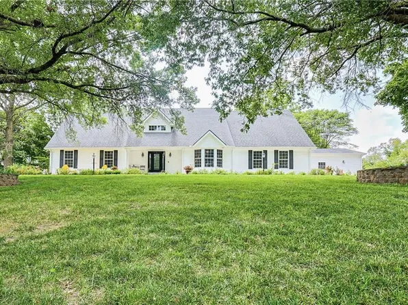 2 Fieldcrest Ln, Saint Joseph, MO 64506