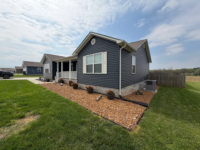 605 Strawberry Dr — Photo 4