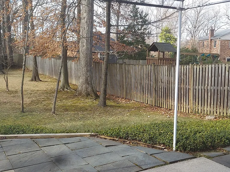 9820 Inglemere Dr — Photo 43