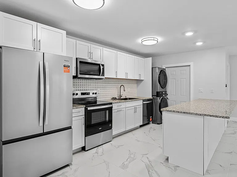 240 SW 7th St #11 — Photo 4