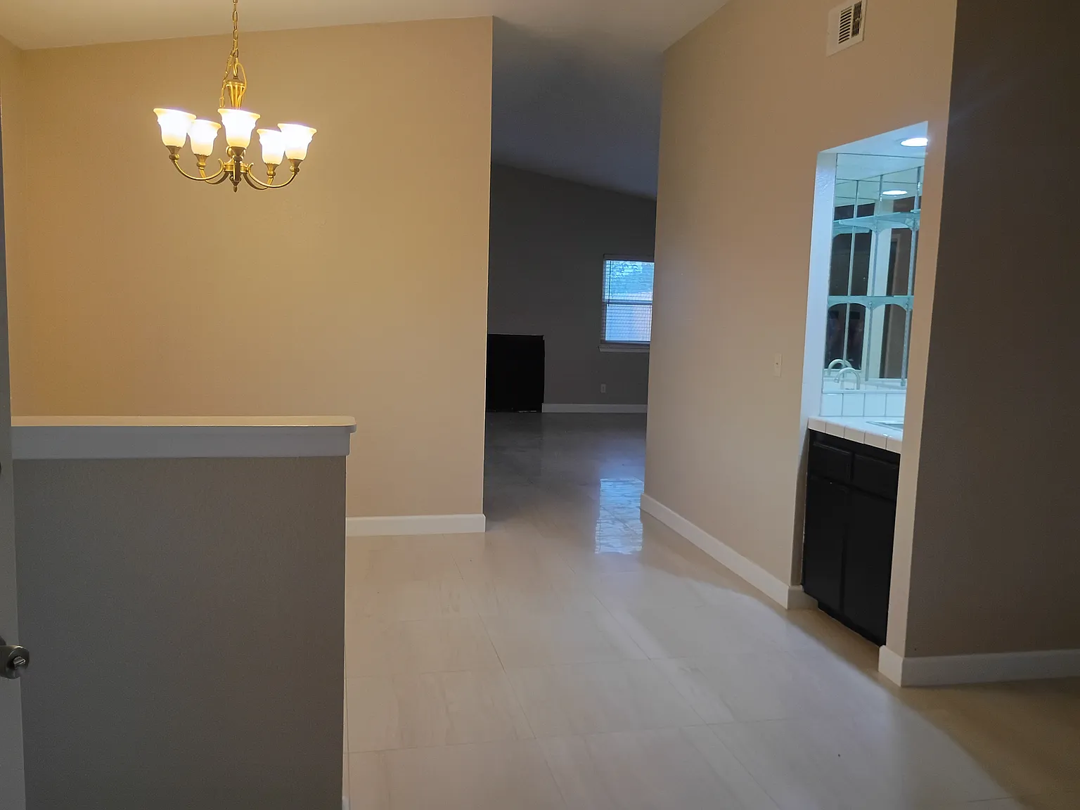 4 bed, 2005 sqft, $2,600 — Photo 4