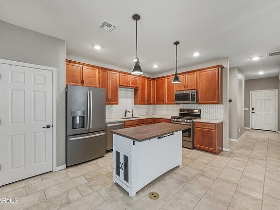 3rd image of 141 W JAMAICA Place