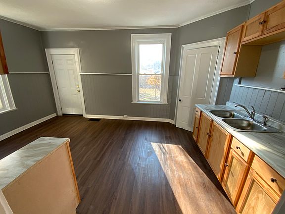 3rd image of 912 Putnam St