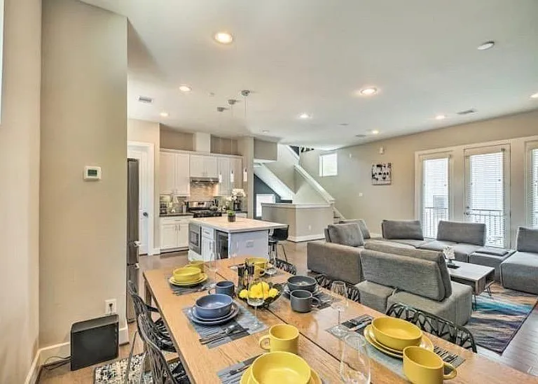 2403 Everett St #C — Photo 3