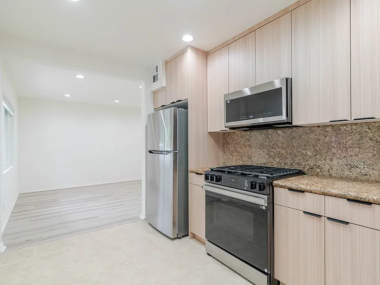323 N Louise St #A — Photo 8