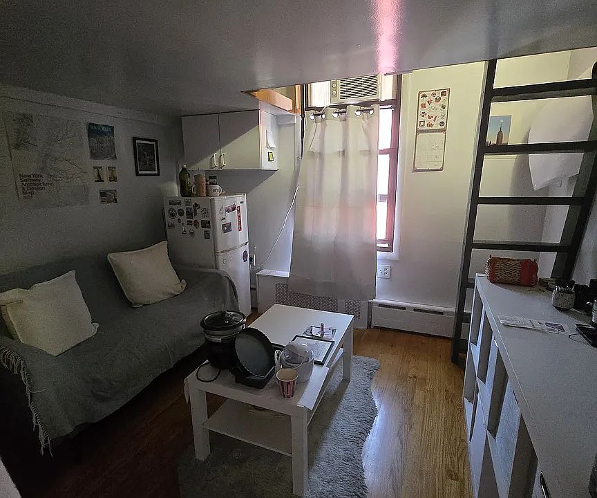 2nd image of 102 Washington Pl APT 1A