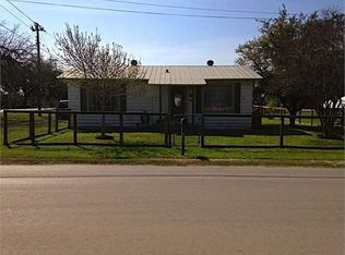 401 W Colonial Pkwy, Devine, TX 78016