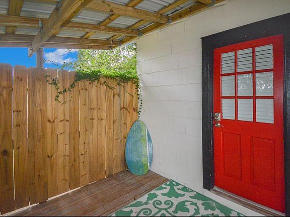 3rd image of 24 1/2 Marion Ave