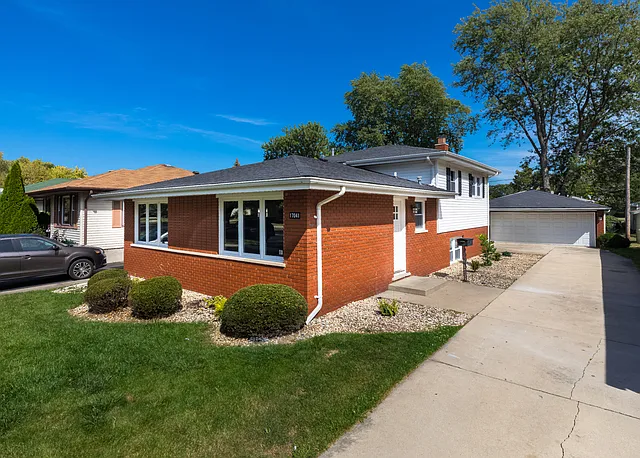 17041 Community St photo 1