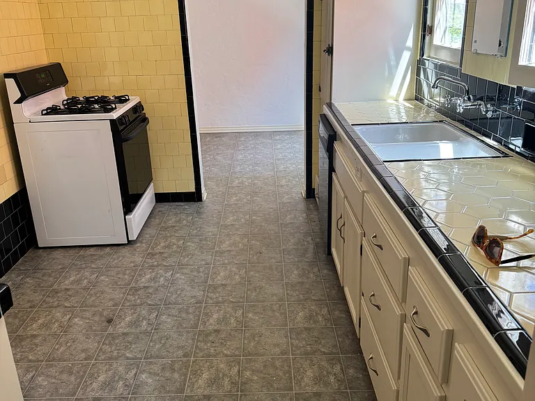 7940 Blackburn Ave #7940 — Photo 16