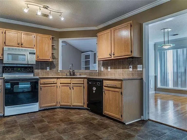 5605 Stewart Woods Dr — Photo 13