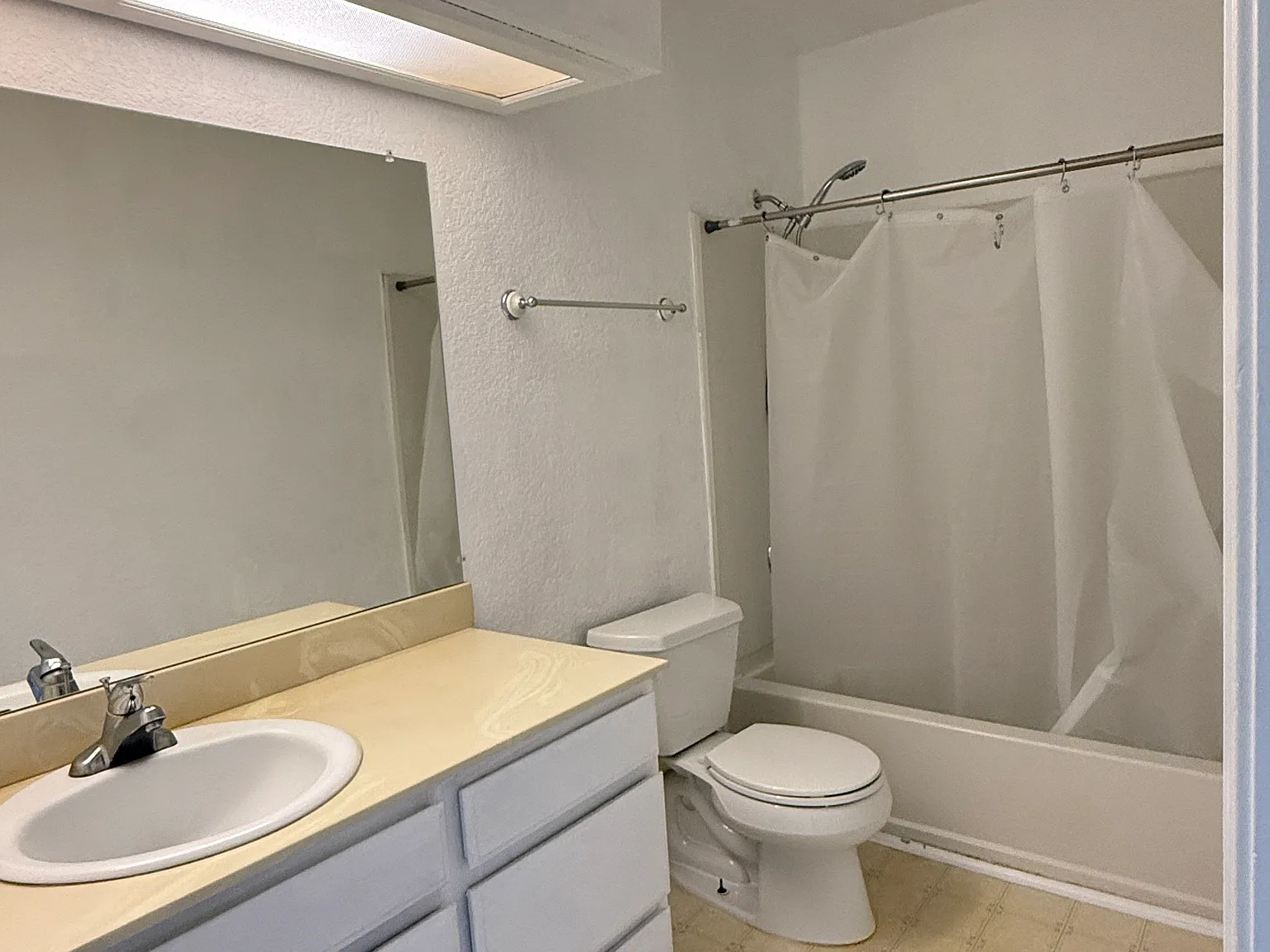 4 bed, 2742 sqft, $2,900 — Photo 4