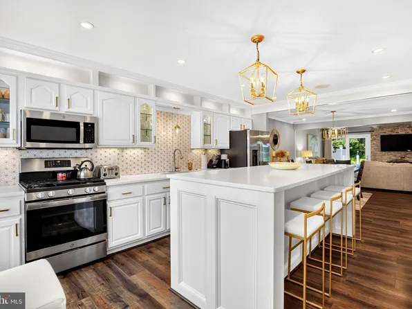 4 Farnwood Rd, Mount Laurel, NJ 08054
