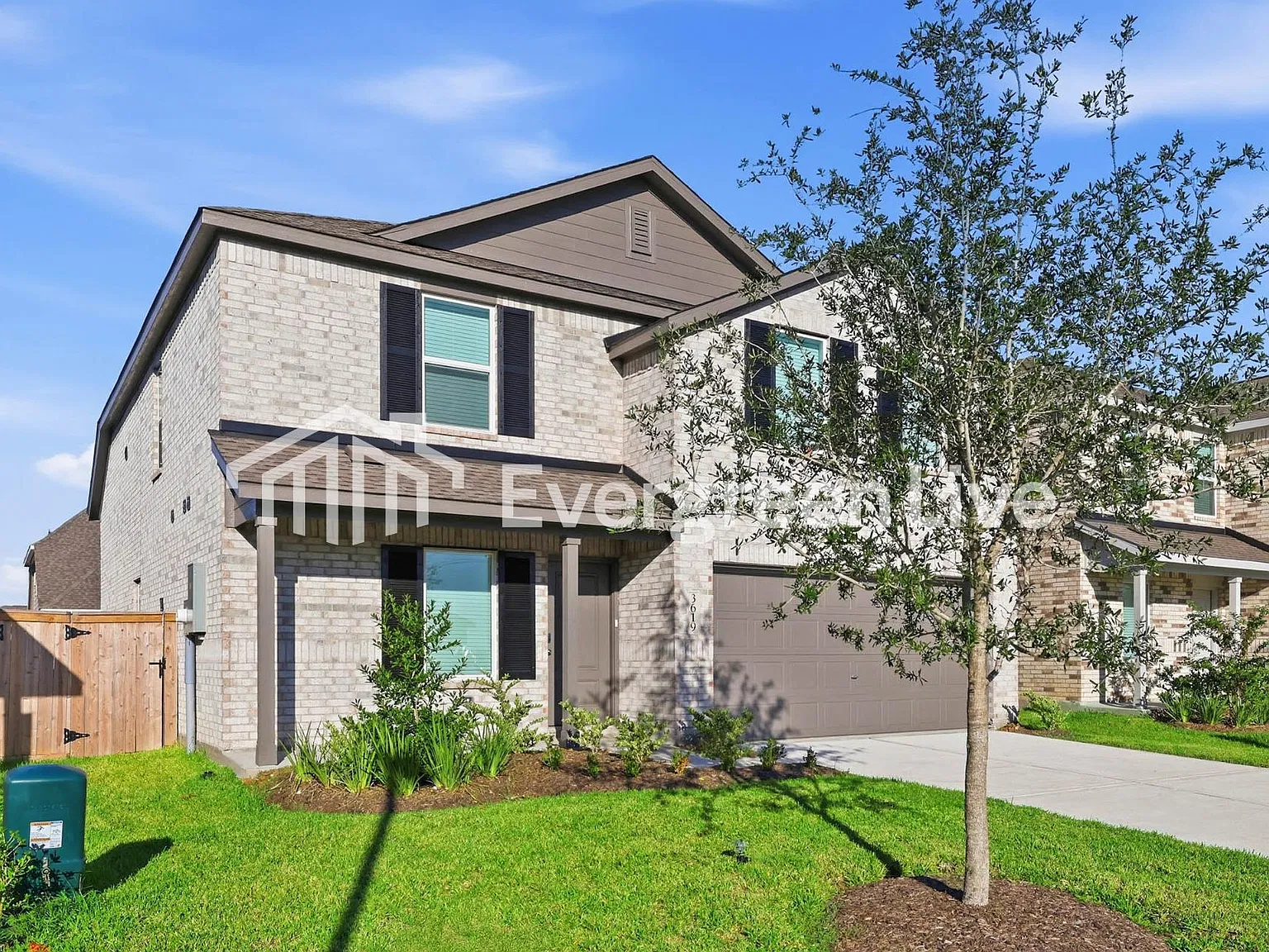 4 bed, 2.5 bath, 2015 sqft, $2,190 — Photo 2