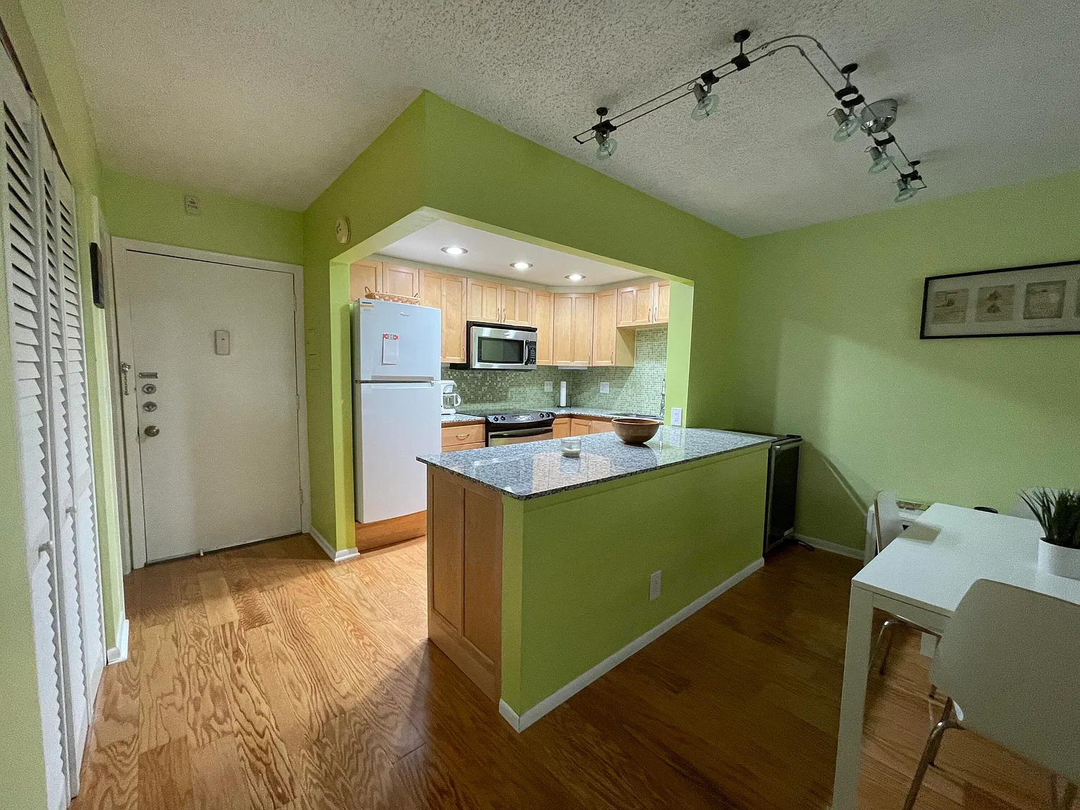 1 bed, 1.5 bath, 665 sqft, $1,600 — Photo 4