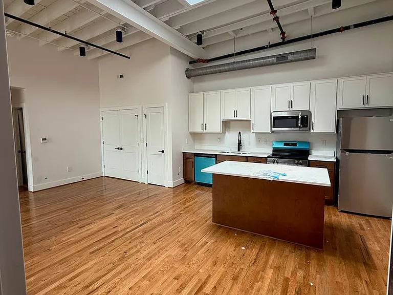 2033 W Broad St — Photo 5