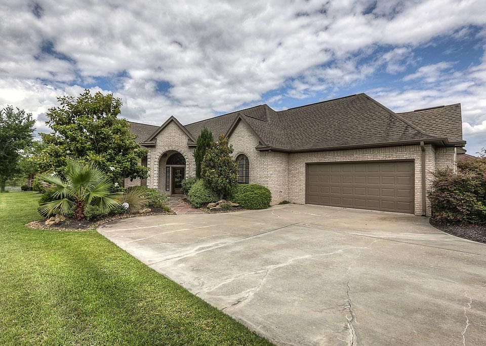 1st image of 253 Blue Heron Dr