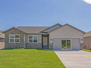 5319 Ruhd St SW, Cedar Rapids, IA 52404