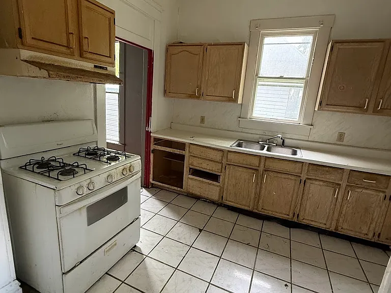 415 E Division St — Photo 8