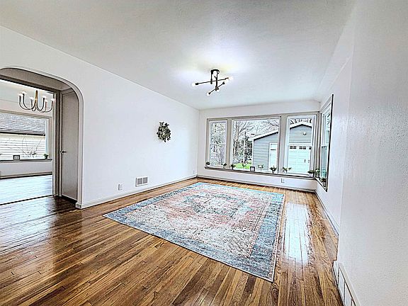3rd image of 225 E Circle St
