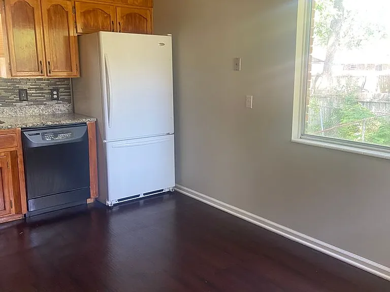 1908 Hickory Ln — Photo 11